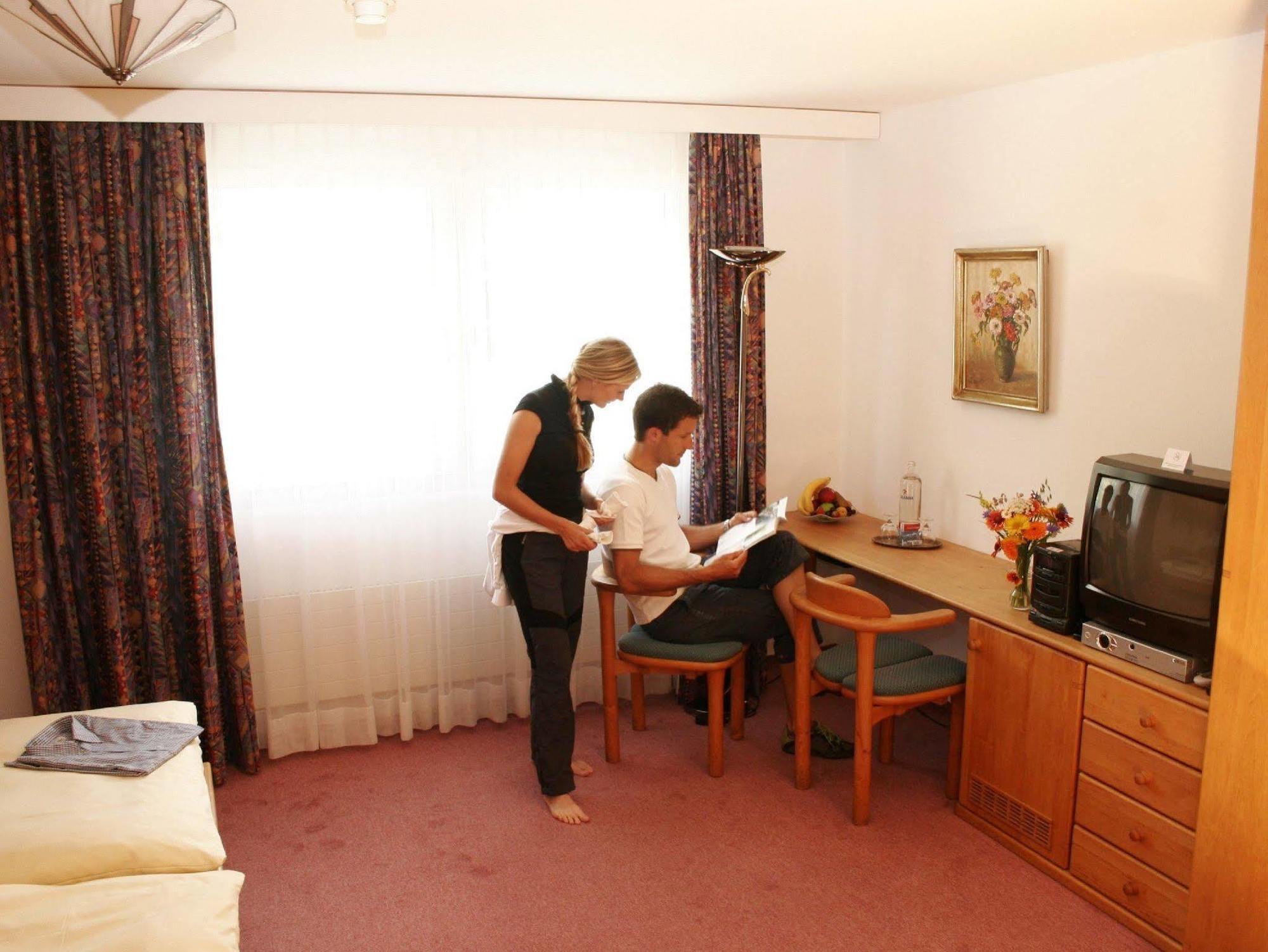 Typically Swiss Hotel Altana Scuol Quarto foto