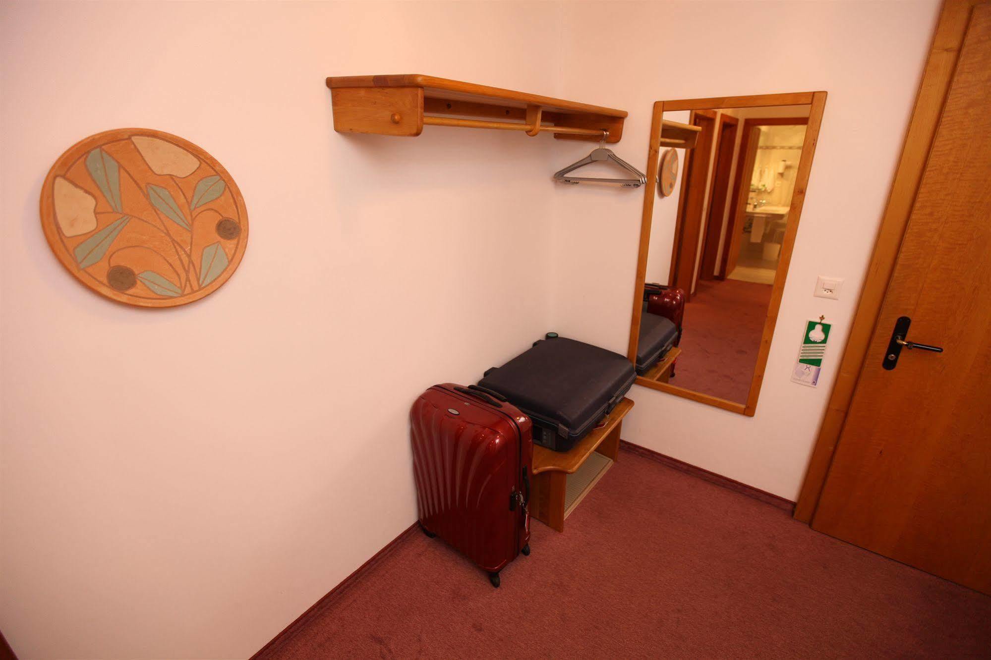 Typically Swiss Hotel Altana Scuol Exterior foto