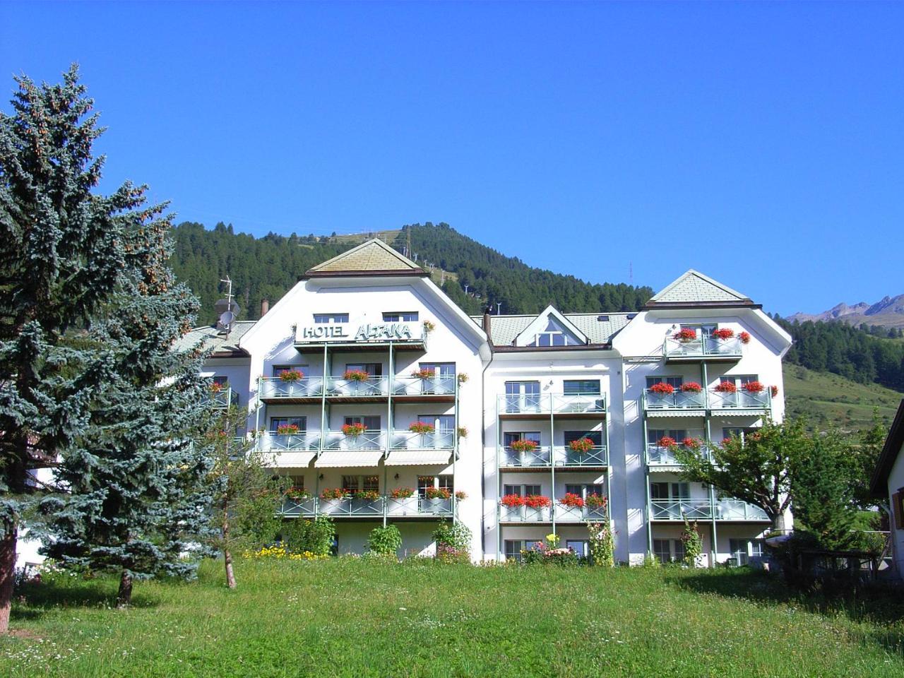 Typically Swiss Hotel Altana Scuol Exterior foto